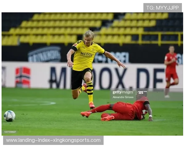 拜仁推进连续冲破层层防守 拜仁推进连续冲破层层防守